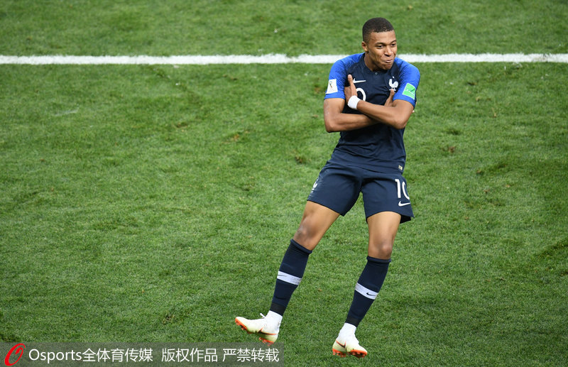 丝滑流畅！卡斯尔突破陀螺转抹过马特科维奇 轻松上空篮！（行云流水！卡斯尔陀螺旋突破摆脱马特科维奇，轻松完成空篮！）